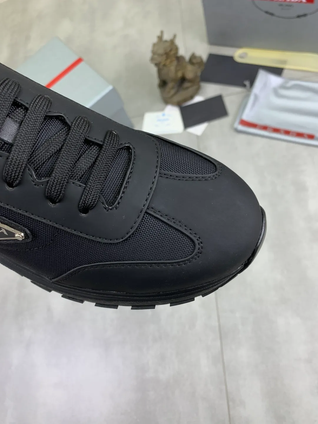 Men's men's shoes P560💰 [Real Price] Popular models are on the official website, 🆘 Trendy brand (Prada) mainly promotes popular models, avant-garde and versatile fashionable men's shoes private version mold opening, cowhide surface splicing 1:1.. Stylish and simple, original imported cowhide lining cowhide feet; the atmosphere and personality are more fashionable, eye-catching and pursuing class. It will subvert the old ideas and be a must-have for fashionistas who want to spend time with you! Must keep it! Tall and comfortable, large and low, high-end quality workmanship. Code number: 38-44 (45 customized) 2️⃣ optional.